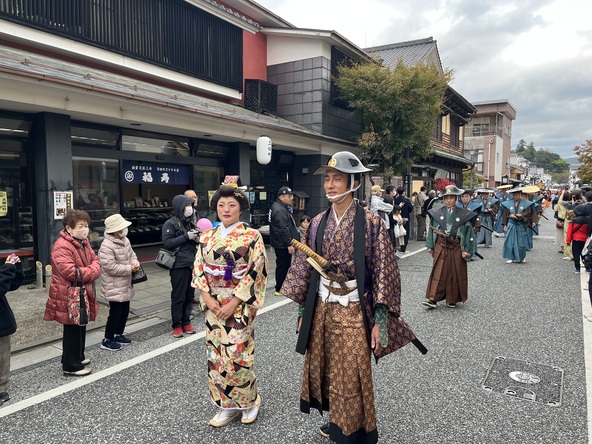 歴史行列に沿道からは拍手が沸き起こります