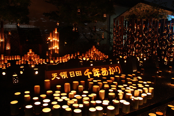 美しい竹灯籠の明かりに子供たちもうっとり♪