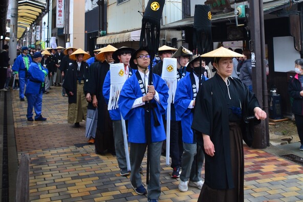 商店街をゆっくりと練り歩く「小野藩大名行列」は子供たちも釘付けに！