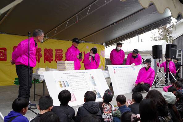 数字が発表されるたびに、「リーチ！」「ビンゴ！」の声があちこちから上がります