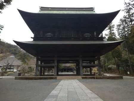 三解脱（空・無相・無願）を象徴する三門（山門）