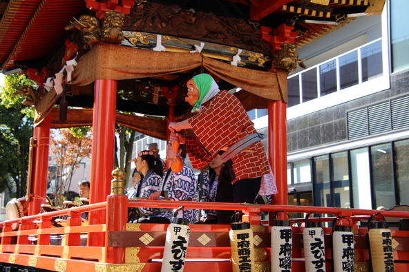にぎやかな山車の巡行に子供たちもワクワク！
