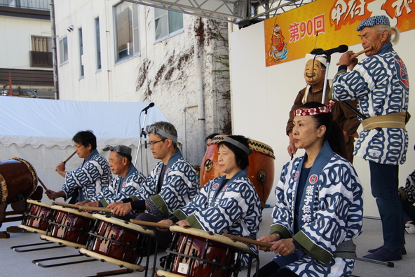 お囃子（はやし）も披露され、会場は祭りムードに包まれます