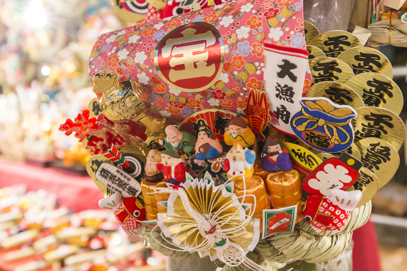 いろいろなデザインの熊手があり、見ているだけでも楽しい気分に！（画像提供：iwasaki_2020／PIXTA）