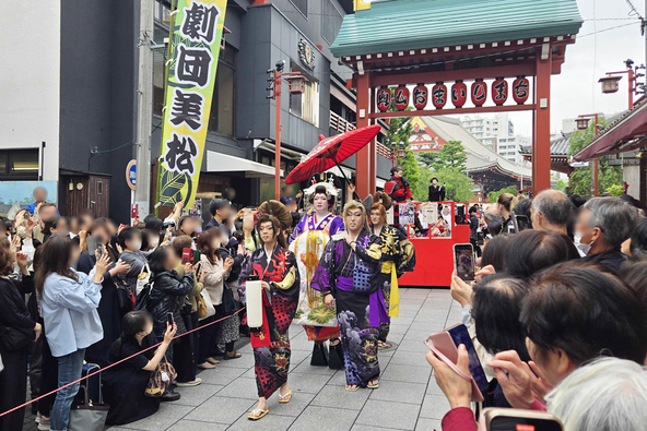 劇団美松による「着物パレード」&ステージ演舞