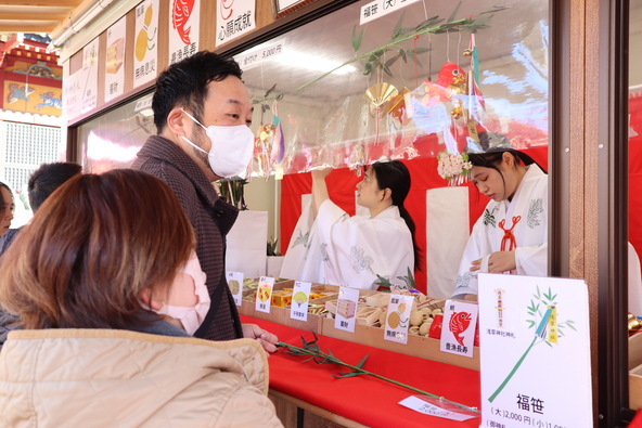 福笹を求める参拝者でにぎわう浅草神社の「浅草廿日戎」