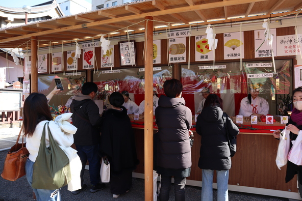 新しい一年の商売繁昌を祈って訪れましょう