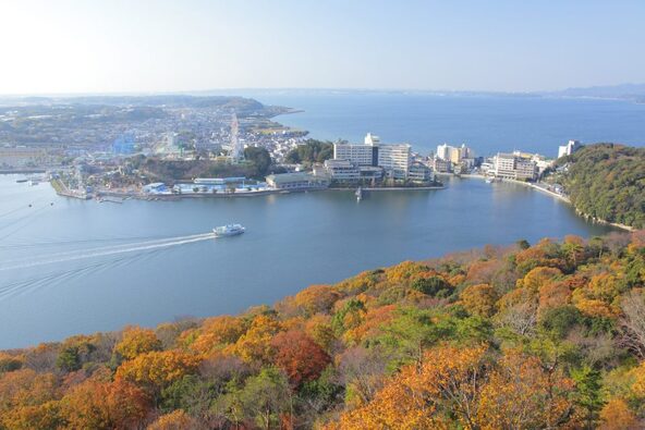 秋の大草山から見た浜名湖。遊園地も見えます（画像提供：浜松・浜名湖ツーリズムビューロー）～