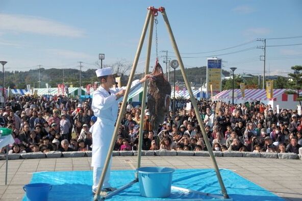 熟練の技術が光る「あんこうの吊るし切り」も実施