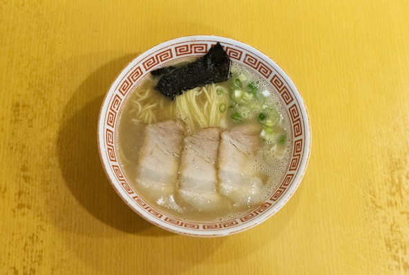 少し太めの麺と濃いめのスープが特徴！