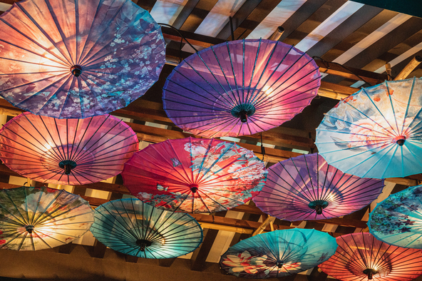 過去開催時の「和傘アート」（画像提供：たこ / PIXTA）