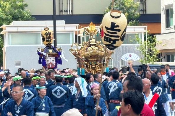 地域住民による熱気あふれる神輿も登場します