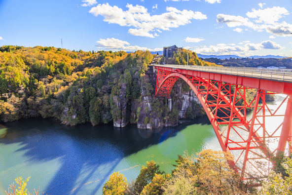 赤い恵那峡大橋のすぐ横には無料駐車場完備の展望台も（画像提供：オフィスK / PIXTA）