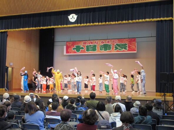 まちの活気を感じられるステージイベントも必見！