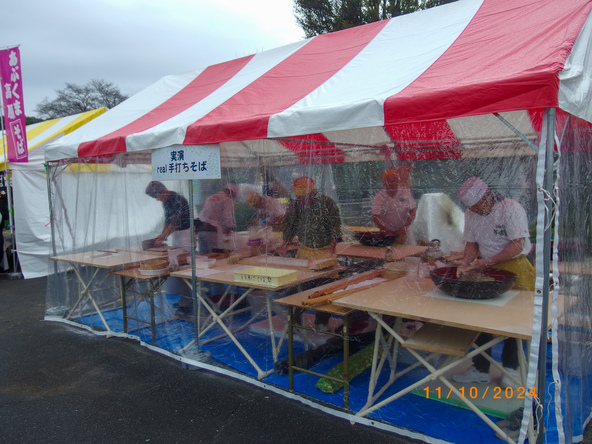 色とりどりのテントが並ぶ「鹿沼そば天国」会場