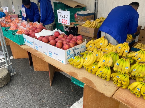 新鮮なりんごやバナナなど、地元農産物の直売コーナーも人気です