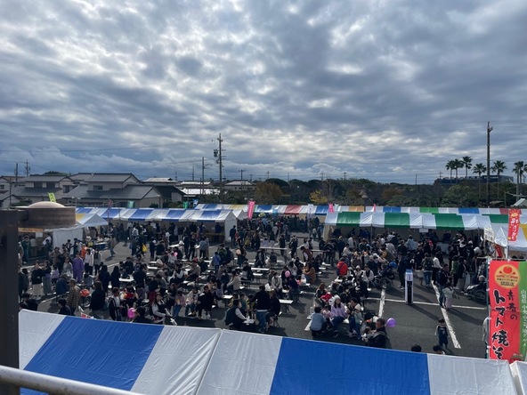 青と白のテントが立ち並ぶにぎやかな会場