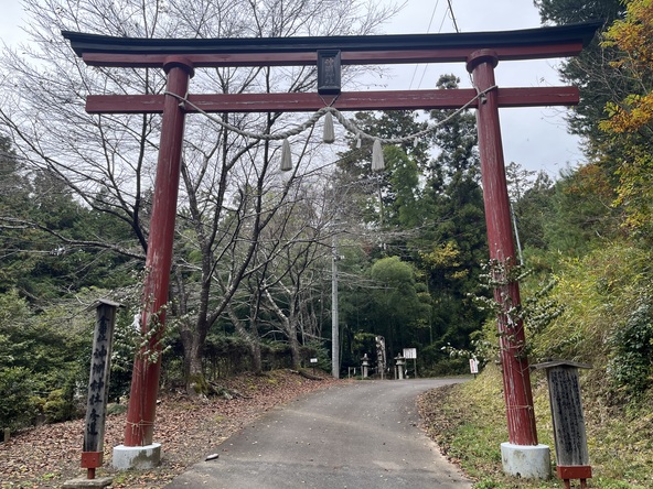 こちらの鳥居が参道入口です。ここから約1800ｍで境内に到着します。