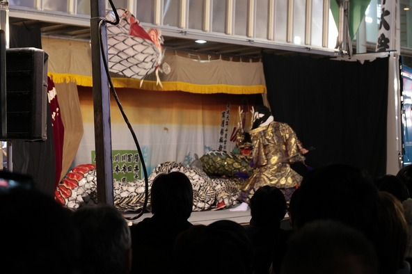 歩行者天国となった中央通りは、夜神楽を楽しむ人々でにぎわいます