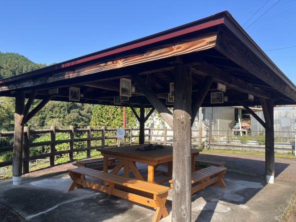 駐車場には東屋が併設されています。