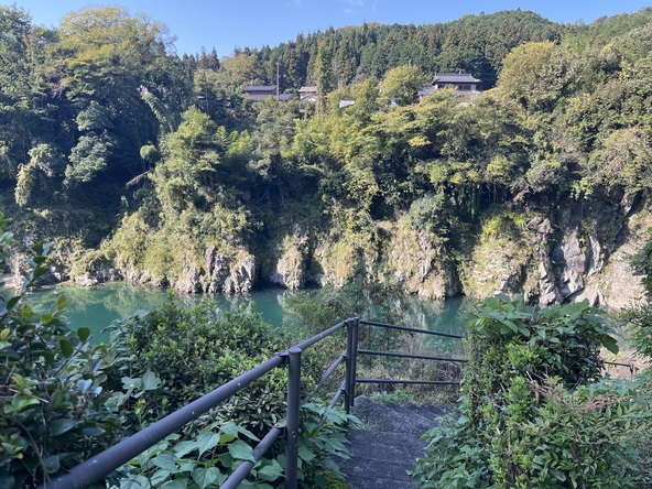 階段で発見地まで降りて行けます。