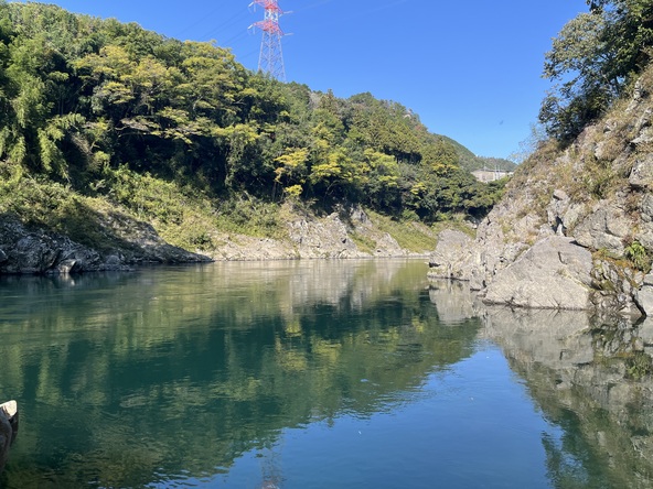 発見地からは美しい飛騨川を間近に見ることもできます。
