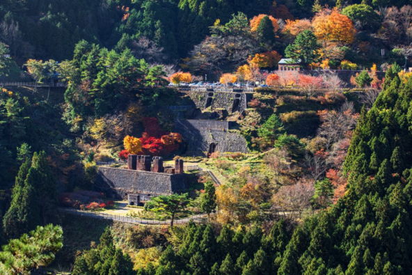 東平地区では石垣やレンガの建物と紅葉が共演（画像提供：一般社団法人新居浜市観光物産協会）