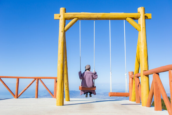 「雲辺寺山頂公園」は瀬戸内海を望む「天空のブランコ」も有名（画像提供：公益社団法人 香川県観光協会）