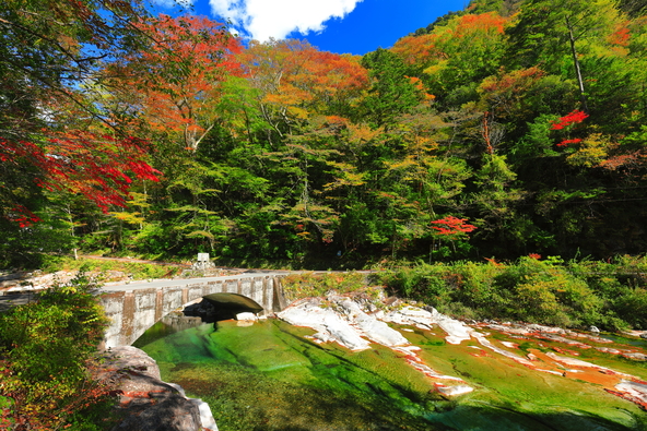 五色河原の紅葉（画像提供：kazukiatuko / PIXTA）