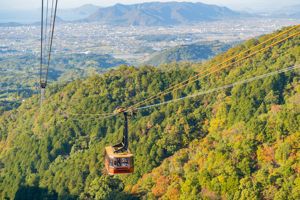 色づきはじめの山とロープウェイ（画像提供：kwmn / PIXTA）