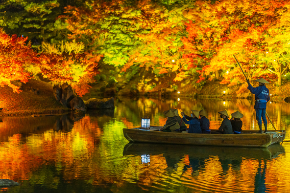 和船から“逆さもみじ”を堪能（画像提供：Hiroshi-N / PIXTA）