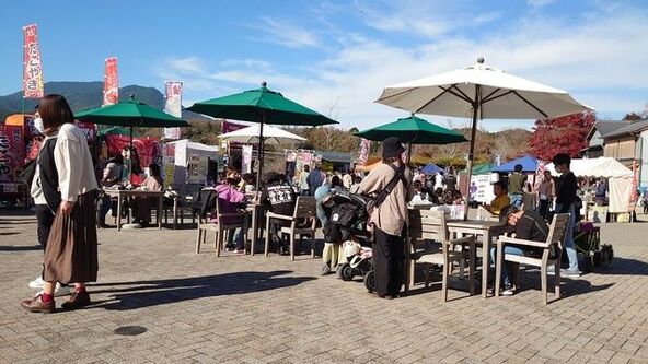 ビジターセンター前やウッドデッキでは、さまざまな催しを開催