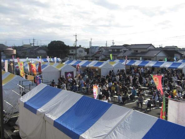 青と白のテントが立ち並ぶにぎやかな会場