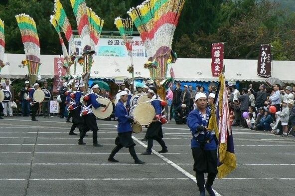 紅葉を眺めながら踊りやステージイベントなどを満喫（画像提供：（一社）岐阜県観光連盟）