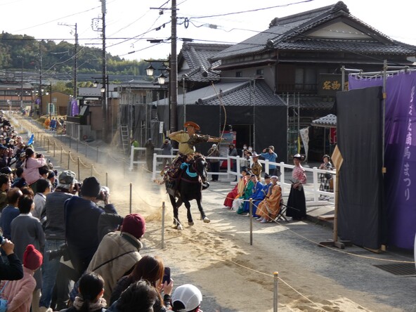 疾走する馬上の射手が矢を放つ姿に子供も釘付けに！