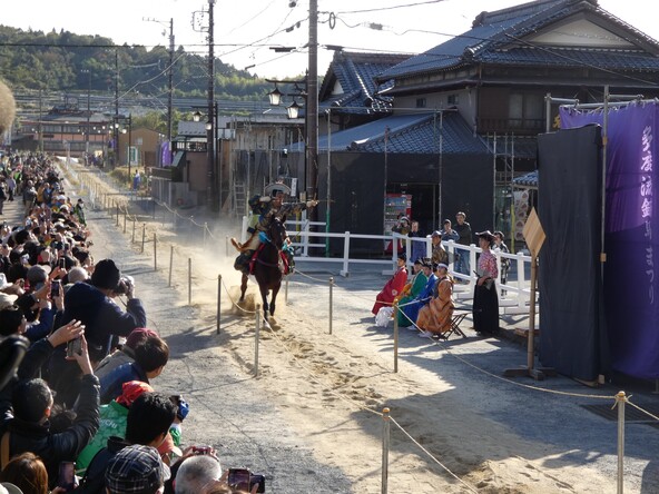 鏑流馬の矢が命中するたび歓声が上がります！