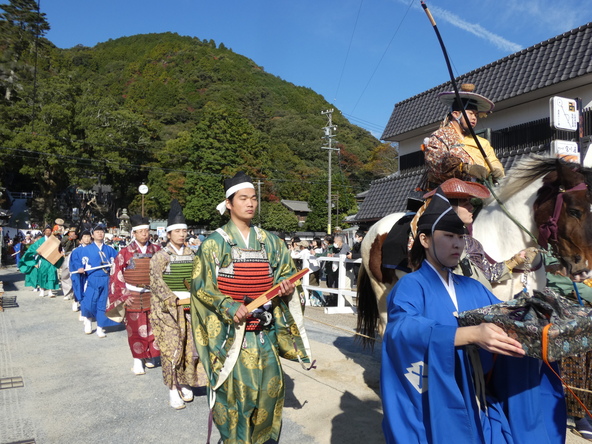 厳かな「馬場入りの儀」の様子