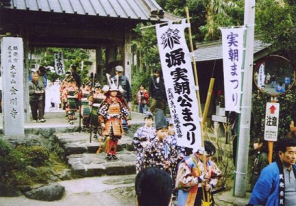 鎌倉幕府三代将軍「源実朝」公の首塚周辺で行われます