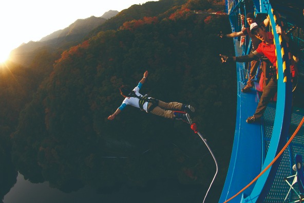 地上100ｍの竜神大吊橋から紅葉の谷へ向かってジャンプ