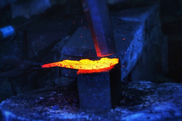 玉鋼をたたく様子