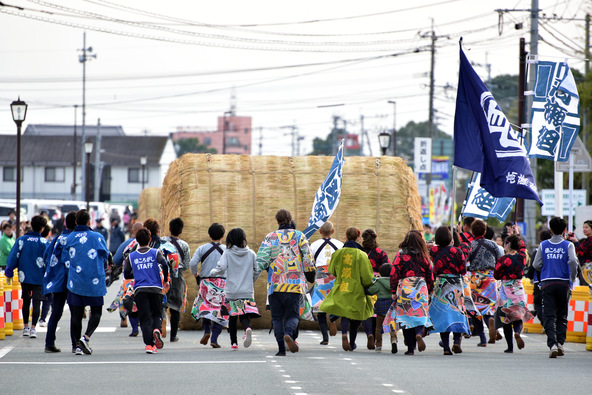 巨大な米俵を転がして競う「俵ころがしレース」は観客の熱気に包まれます