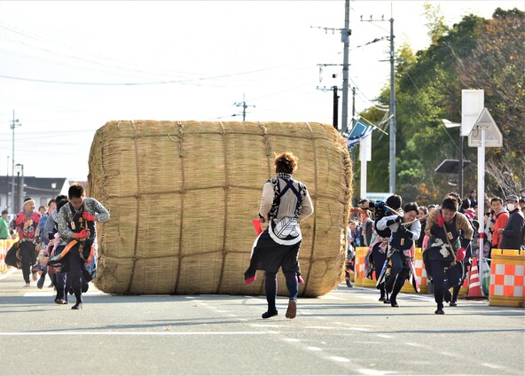 力を合わせて巨大な俵を引く熱気あふれるレース