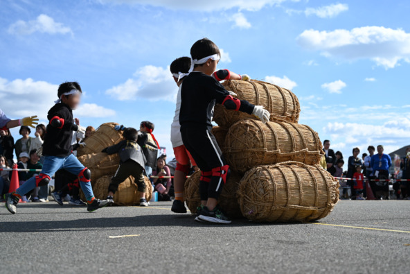 子供たちが力を合わせて挑む戦いに、会場中が笑顔と声援で包まれます