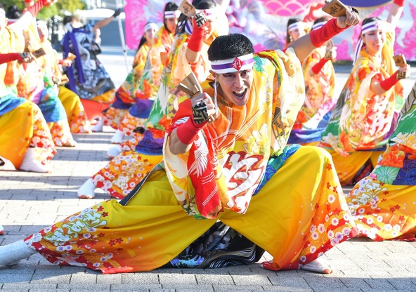 活気あふれる演舞がまちなかを彩ります