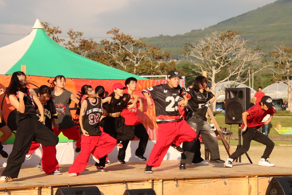 ステージイベントでは、エネルギーあふれるパフォーマンスが会場を盛り上げます！