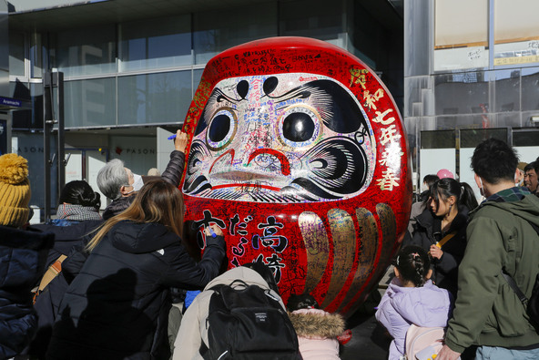願いごとが記入できるだるまの設置も