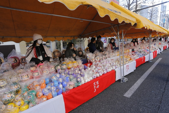 色とりどりのだるまも並びます