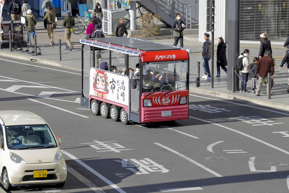 だるまデザインの無料低速電動バス