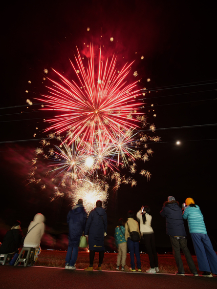田んぼの真ん中から打ち上がる大輪の花火に感動！