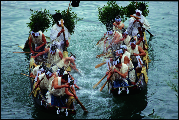 この神事は、美保関2大神事のひとつとして知られています